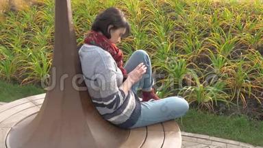 白种人女人坐在圆凳上，手里拿着手机咔嚓一声